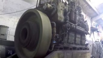 Akár egy szörny, úgy kel életre a vén dízel óriás