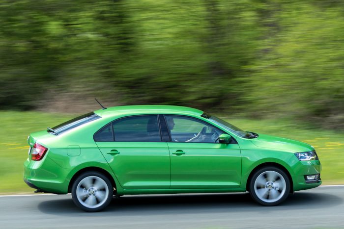 Könnyű autó a 4,48 méteres lépcsőshátú Rapid, 1,1 tonnáról indul. A 110 lóerős benzinessel nagyon fürge