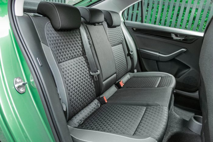 Hátul nagyon szellős a lábtér, a fejtér 185 centis magasságig kényelmes