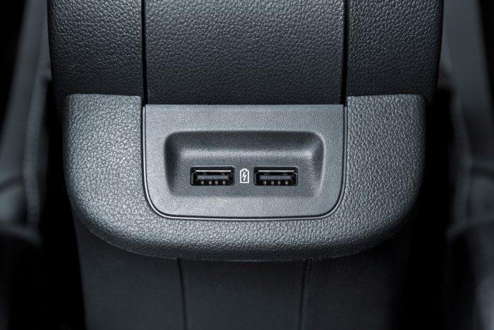 Ülésfűtés is rendelhető hátra vagy két USB-csatlakozó