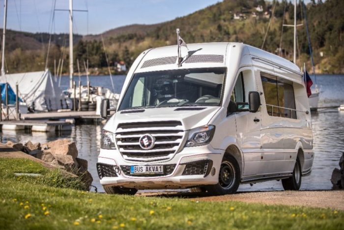 Ez a Mercedes a vízben szeret úszkálni 1