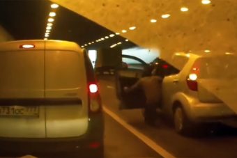 Szörnyű sors jutott a nőnek, aki dühösen kiszállt, de egy valamit elfelejtett