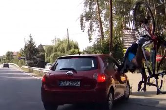 Hirtelen fordult az autós, szaltózva repült a bringás, itt ki a sáros?