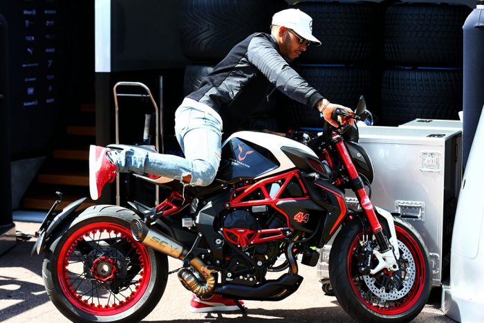 F1: Ennyire menőn toppant be Hamilton Monacóba 1