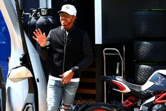 F1: Ennyire menőn toppant be Hamilton Monacóba