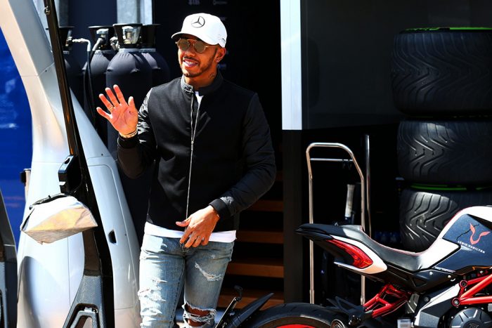 F1: Ennyire menőn toppant be Hamilton Monacóba