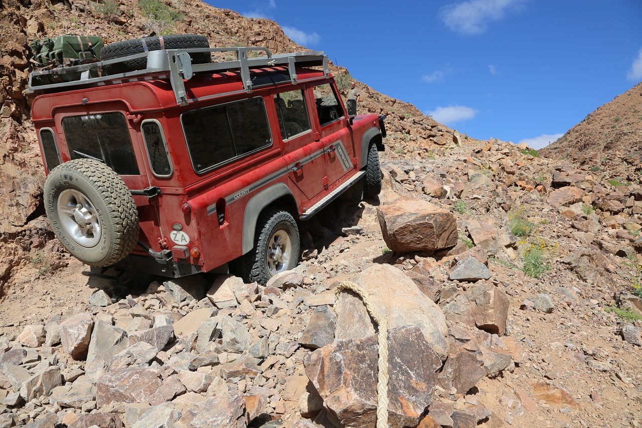 Meglepő motort került pár Land Rover Defenderbe 10