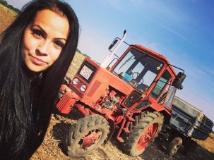 Ez a gyönyörű magyar lány MTZ-t vezet és az év Gazdász Szépe lett