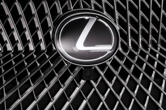 Túl karót nyelt, lazulni akar a Lexus