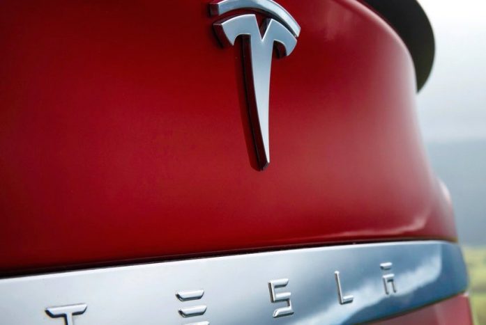 Szórjuk a milliárdokat a Tesla idecsábítására