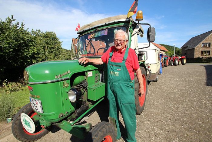 Traktorral indult neki a világnak a 81 éves nyugdíjas