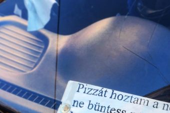 Így még nem üzent parkolóőrnek futár