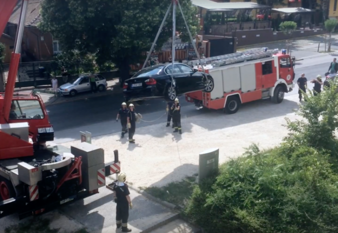 Eperért állt meg a budai BMW-s, jöttek a tűzoltók