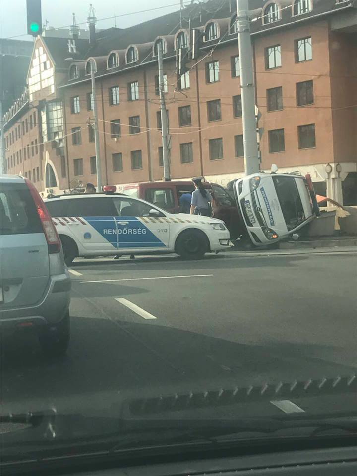 Csúnya balesetet fotóztak Budapesten: oldalára borult egy rendőrautó 1