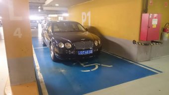 Vérlázító diplomata parkolást fotóztak Pesten