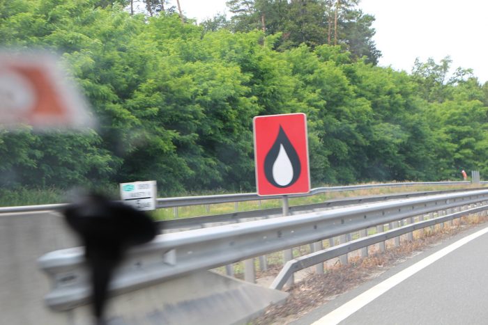 Megtörtént velünk a KRESZ-táblák átka, mennyi esélye volt ennek? 1 | Vezess Megtörtént velünk a KRESZ-táblák átka, mennyi esélye volt ennek? 1