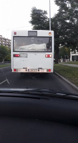 Mit csinált ez a jóember Budapesten a busz ablakában? 1