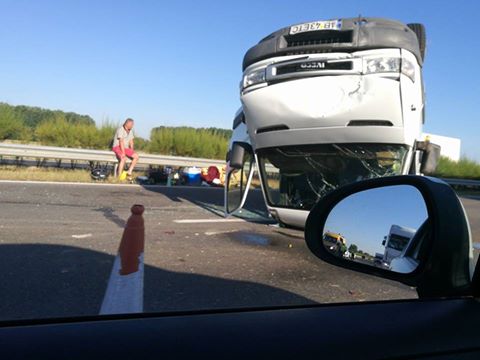 Fotón az M5-ösön felborult kisteherautó