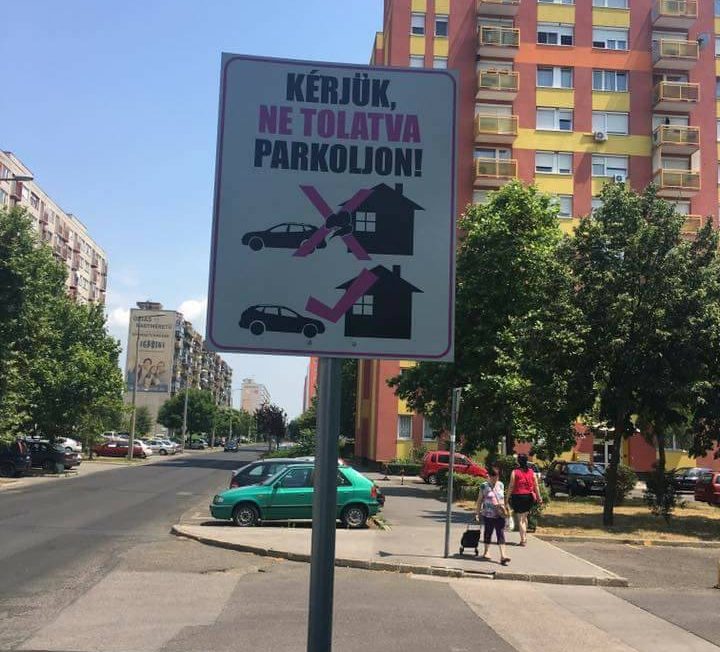 Rejtélyes táblát kaptak a parkoló autósok egy budapesti utcában 1