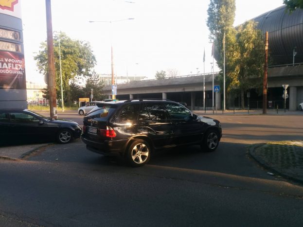 Audi-, BMW- és Land Rover-tulaj ritkán parkol ilyen gyönyörűen ugyanazon a helyen 1