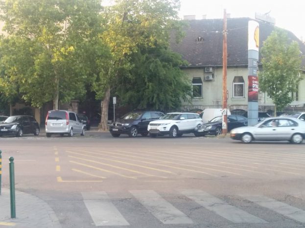 Audi-, BMW- és Land Rover-tulaj ritkán parkol ilyen gyönyörűen ugyanazon a helyen 3