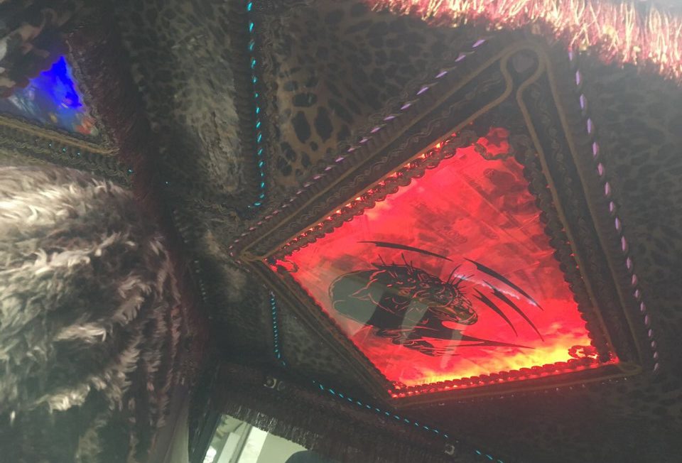 Ha létezne ünneplő párducmintás otthonka, ahhoz illene ez a Lada beltér 5