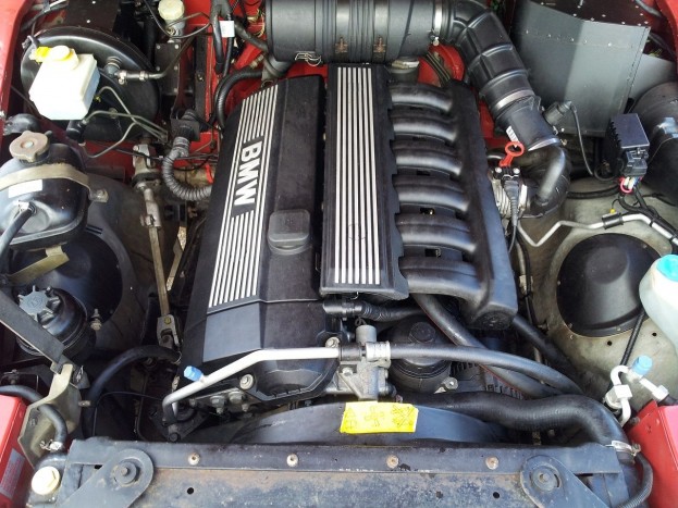 Meglepő motort került pár Land Rover Defenderbe 6