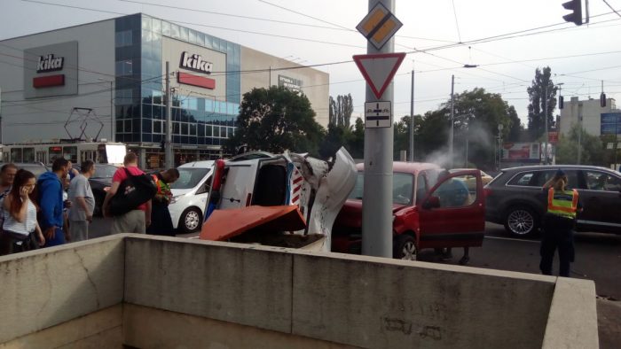 Csúnya balesetet fotóztak Budapesten: oldalára borult egy rendőrautó 2
