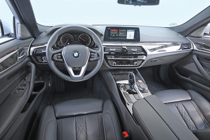 Melyik a jobb üzleti limuzin? BMW 5 vs. Mercedes E 3 Melyik a jobb üzleti limuzin? BMW 5 vs. Mercedes E 3