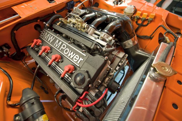 Ezzel a sütőtök sárga BMW-vel azonnal mennénk egy kört 6