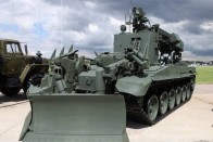 IMR-3M - A takarítás orosz nagymestere 1980 óta szolgálja a sereget. Alapja egy T-90-es tank, de nem a 840 lóerő miatt érdekes a jármű, hanem a 8 méter magasra kinyújtható 2 tonna teherbírású kanál, illetve az orrára szerelt tolólap miatt. Ha erélyesen kell bekopogni valahová, ez a megfelelő eszköz!