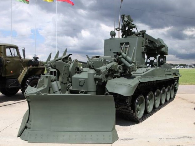 A 10 legkeményebb orosz harcjármű 5 IMR-3M - A takarítás orosz nagymestere 1980 óta szolgálja a sereget. Alapja egy T-90-es tank, de nem a 840 lóerő miatt érdekes a jármű, hanem a 8 méter magasra kinyújtható 2 tonna teherbírású kanál, illetve az orrára szerelt tolólap miatt. Ha erélyesen kell bekopogni valahová, ez a megfelelő eszköz!
