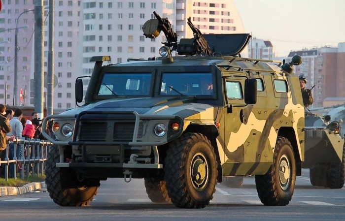 A 10 legkeményebb orosz harcjármű 6 GAZ-2975 Tigr, avagy az orosz Hummer. Az 5,5 tonnás páncélozott terepjáró megfelel a modern hadviselés kihívásainak, orrában amerikai dízelmotor (Cummins) dolgozik és termel 215 lóerőt, hogy az összkerékhajtású terepjáró bárhova el tudja juttatni személyzetét.