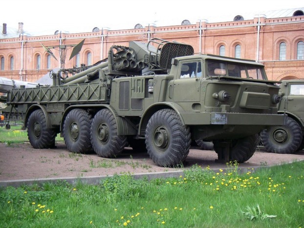 A 10 legkeményebb orosz harcjármű 7 ZIL-135 - A nyolckerekű Zil nem a legnagyobb, legerősebb orosz, de kétség kívül a legkeményebb. Az 1960-as években fejlesztett katonai tehergép több fronton is bizonyított, két 6,9 literes V8-as motorja szinte bárhova eljuttatta a katonákat, akik izibe kilőhették a 16 BM27-es rakétát.