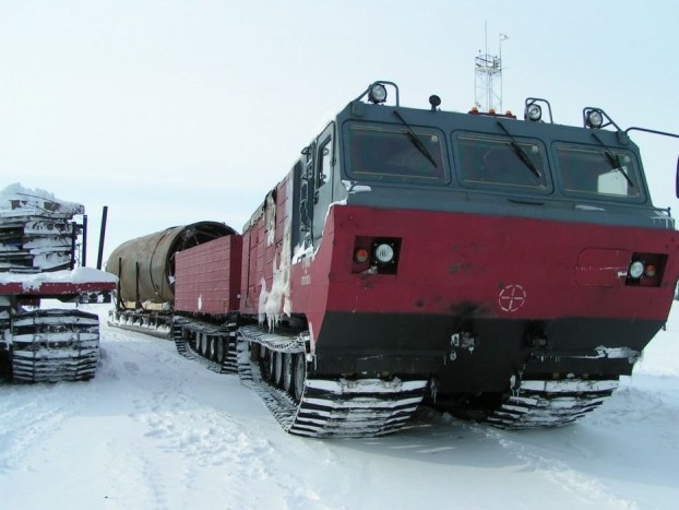 A 10 legkeményebb orosz harcjármű 9 DT30 Vityaz - A föld legzordabb terepén is elboldogul az 1982 óta szolgálatban lévő Vityaz. Szibéria, vagy sivatag, neki egykutya, és mivel kétéltű a folyók sem jelentenek akadályt. Motorja 710 lóerős, és megfelelő terepen képes 90 km/órára gyorsítani a masztodont, ráadásul jó oroszhoz méltóan bármilyen robbanékony üzemanyaggal beéri.