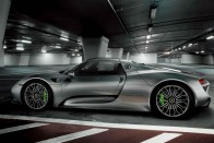 Hihetetlen drága fényezés - A Porsche 918 Sypder speciális, Liquid Metal elnevezésű fényezéséért akár 15 millió forintnak megfelelő eurót is elkérhetnek. Ennyi pénzből például egy Porsche 911 (997) Carrerát is hazaguríthatunk, akár magyar rendszámosat is.