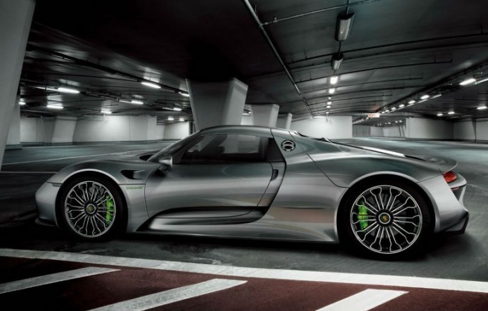 Hihetetlen drága fényezés - A Porsche 918 Sypder speciális, Liquid Metal elnevezésű fényezéséért akár 15 millió forintnak megfelelő eurót is elkérhetnek. Ennyi pénzből például egy Porsche 911 (997) Carrerát is hazaguríthatunk, akár magyar rendszámosat is.