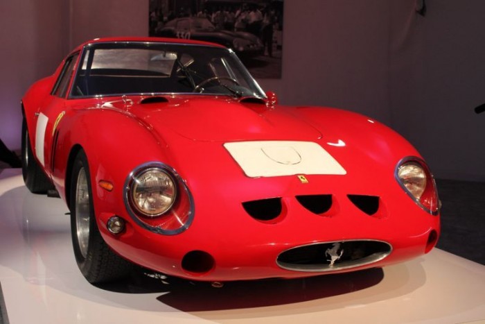 10 megdöbbentő tény az autózás világából 9 A legdrágább kocsi ami kalapács alá került egy Ferrari 250 GTO. Az 1962-es gépért 38 115 000 dollárt adtak (9,26 milliárd Ft). A legendás olasz hegyi versenyeken remekelt, és 49 évig volt egy család tulajdonában.
A Bonhamsnél árverezett Ferrari érte el az aukciókon autóért valaha kifizetett legnagyobb összeget. A korábbi csúcstartó Juan Manuel Fangio és Karl Kling nagydíjgyőztes W196-os Mercedes-Benz Ezüst nyila 29,5 millió dolláros árral.