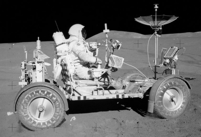 10 megdöbbentő tény az autózás világából 6 A legdrágábban mozgásba hozott, kerekeken guruló jármű az Apollo program során használt Hold-jármű volt. Ha figyelembe vesszük a Holdon közlekedő jármű fejlesztési költségét, ami nem kevesebb, mint 12,7 millió dollár (2,7 milliárd forint), az utaztatása pedig 17,2 milliárd zöldhasúba került 1969-ben, abszolút érthető, a 764 millió forint/km.