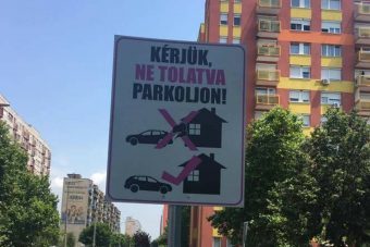 Rejtélyes táblát kaptak a parkoló autósok egy budapesti utcában