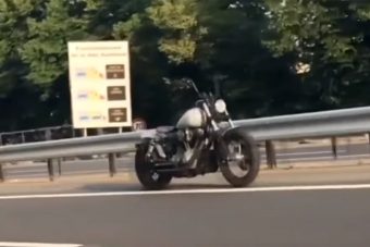Valódi Ghost Rider tűnt fel Párizs mellett, motoros nélkül haladt a vas