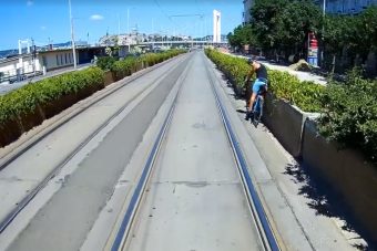 Már megint egy sínen tekerő bringással gyűlt meg a villamosvezető baja