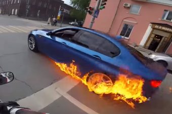 Tűzbe jött a BMW M5, hiába lépett a sofőr a gázra, nem segített a menetszél