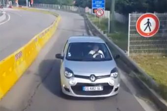 Összeomlott a nyugdíjas néni tolatáskor, a kamionosnak kellett megmentenie