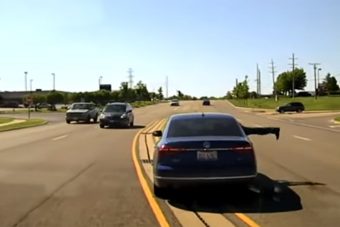 Menet közben kapott rohamot a sofőr, de a bátran ugró hős megmentette