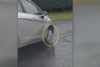 Lezúzott kerékkel karcolt az idős női sofőr