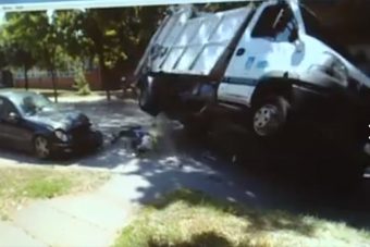 Jött a Mercedes, borult a kukásautó Szegeden