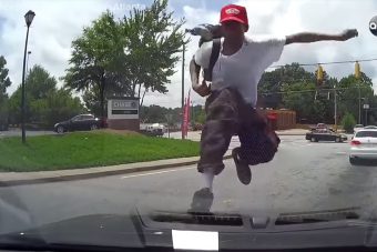 Az autódra másznak, berúgják a szélvédőt, te mit tennél?