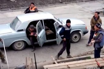 Több mint egy tucat orosz pattan elő a Volgából, és nyitják a csomagtartót