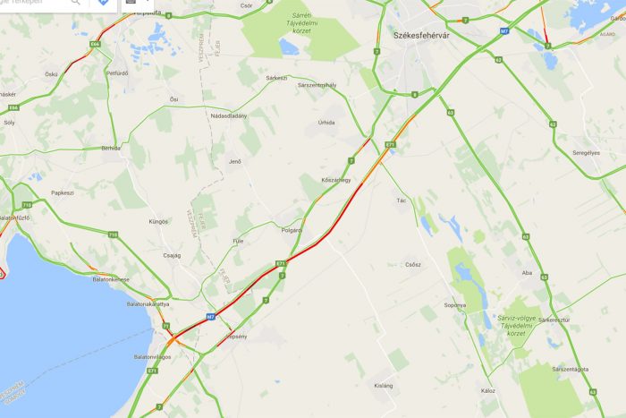 Dugó az M7-esen ömlenek az autók a Balatonról